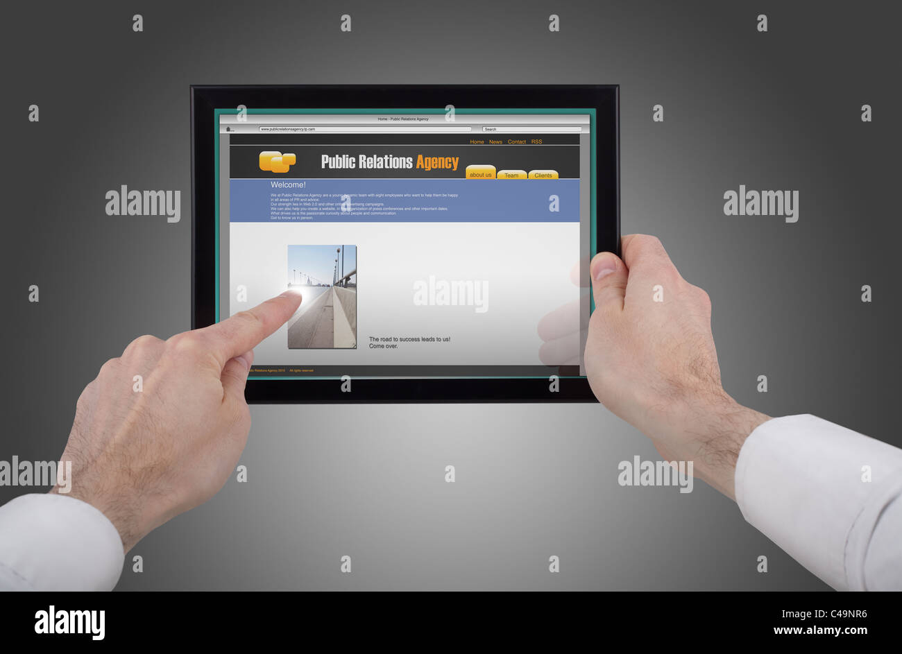Un maschio di mano che tiene un touchpad pc, un dito tocca lo schermo e navigare il web Foto Stock