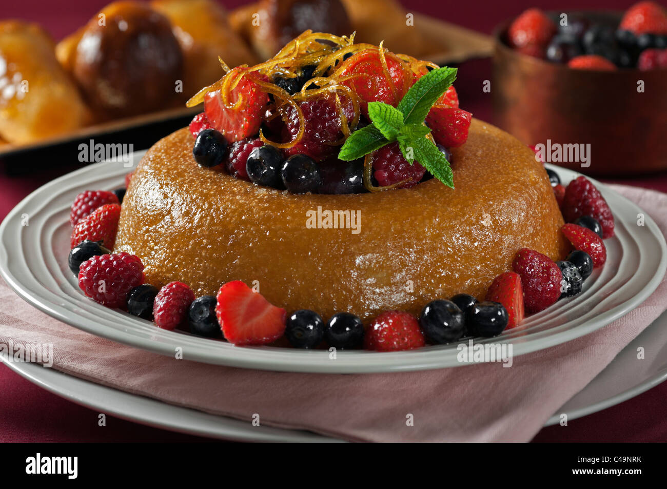 Savarin cake immagini e fotografie stock ad alta risoluzione - Alamy