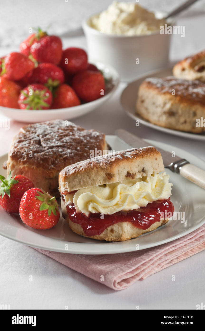 Inglese tradizionale con scones con confettura di fragole e panna Foto Stock