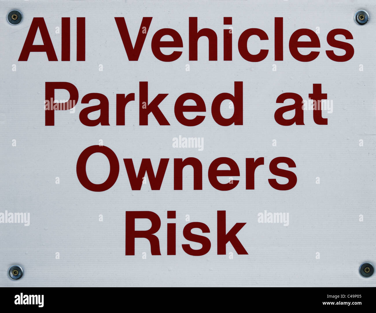 Parcheggio auto cartello segnaletico, tutti i veicoli parcheggiati al rischio dei proprietari, Repubblica di Irlanda Foto Stock