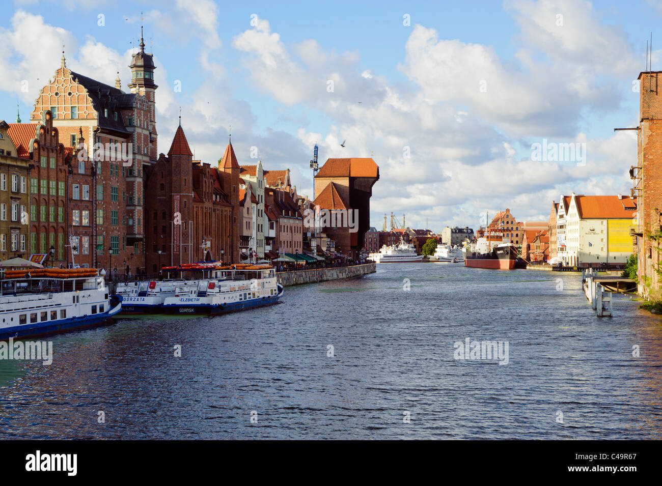 Vista lungo il lungomare di Danzica, Polonia con Żuraw, (gru) a metà distanza Foto Stock