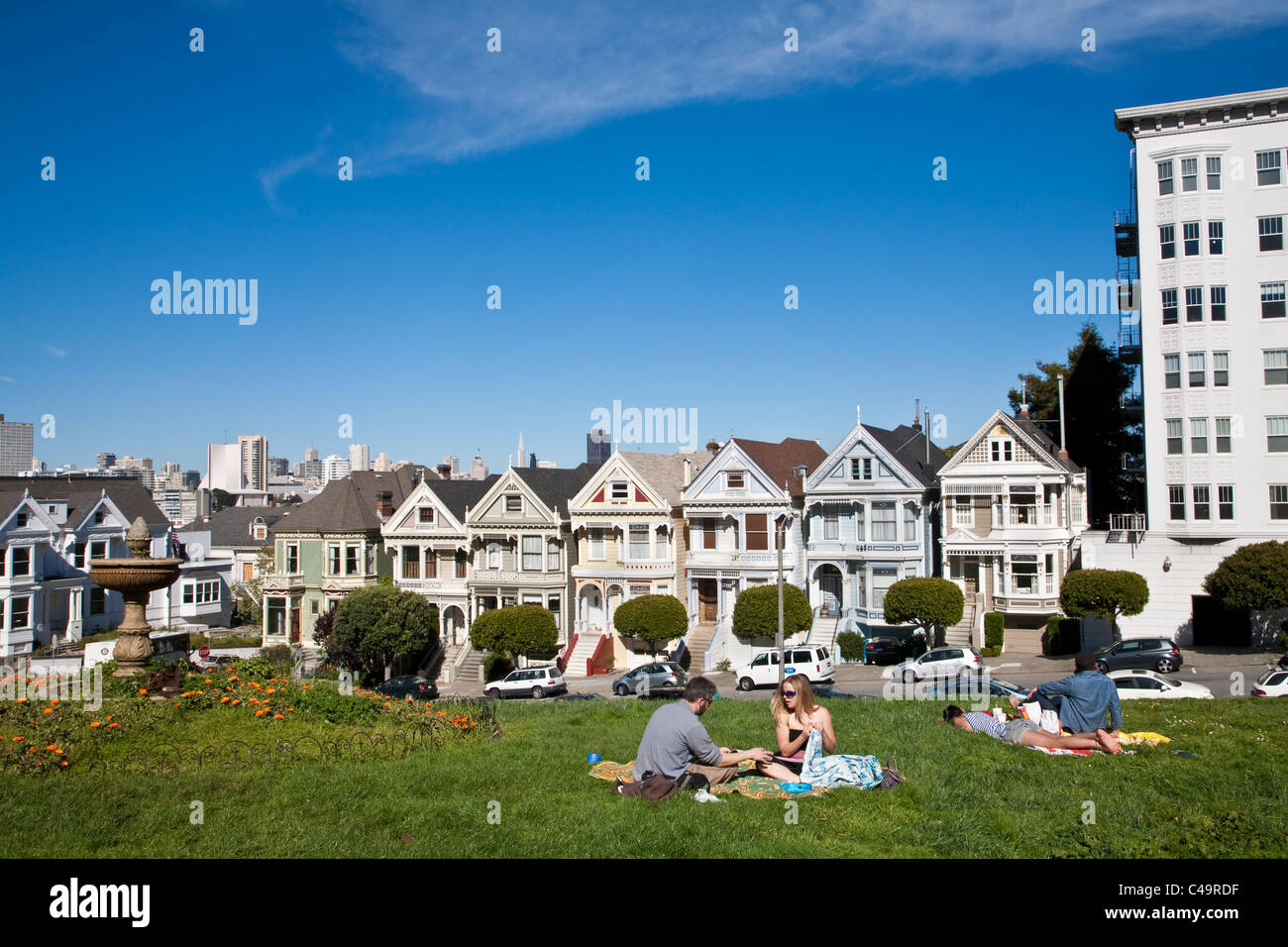 Cartolina di riga Painted Ladies case vittoriane da Alamo Square park su Steiner Street di San Francisco Foto Stock