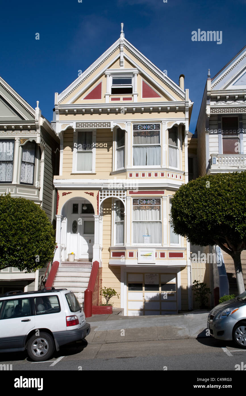 Parte della cartolina fila di Painted Ladies case vittoriane attraverso da Alamo Square park su Steiner Street di San Francisco Foto Stock