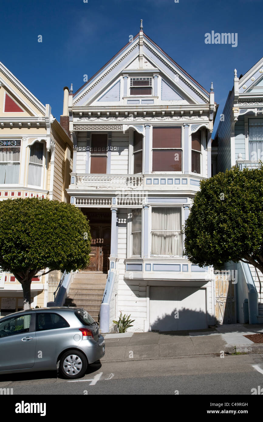 Parte della cartolina fila di Painted Ladies case vittoriane attraverso da Alamo Square park su Steiner Street di San Francisco Foto Stock