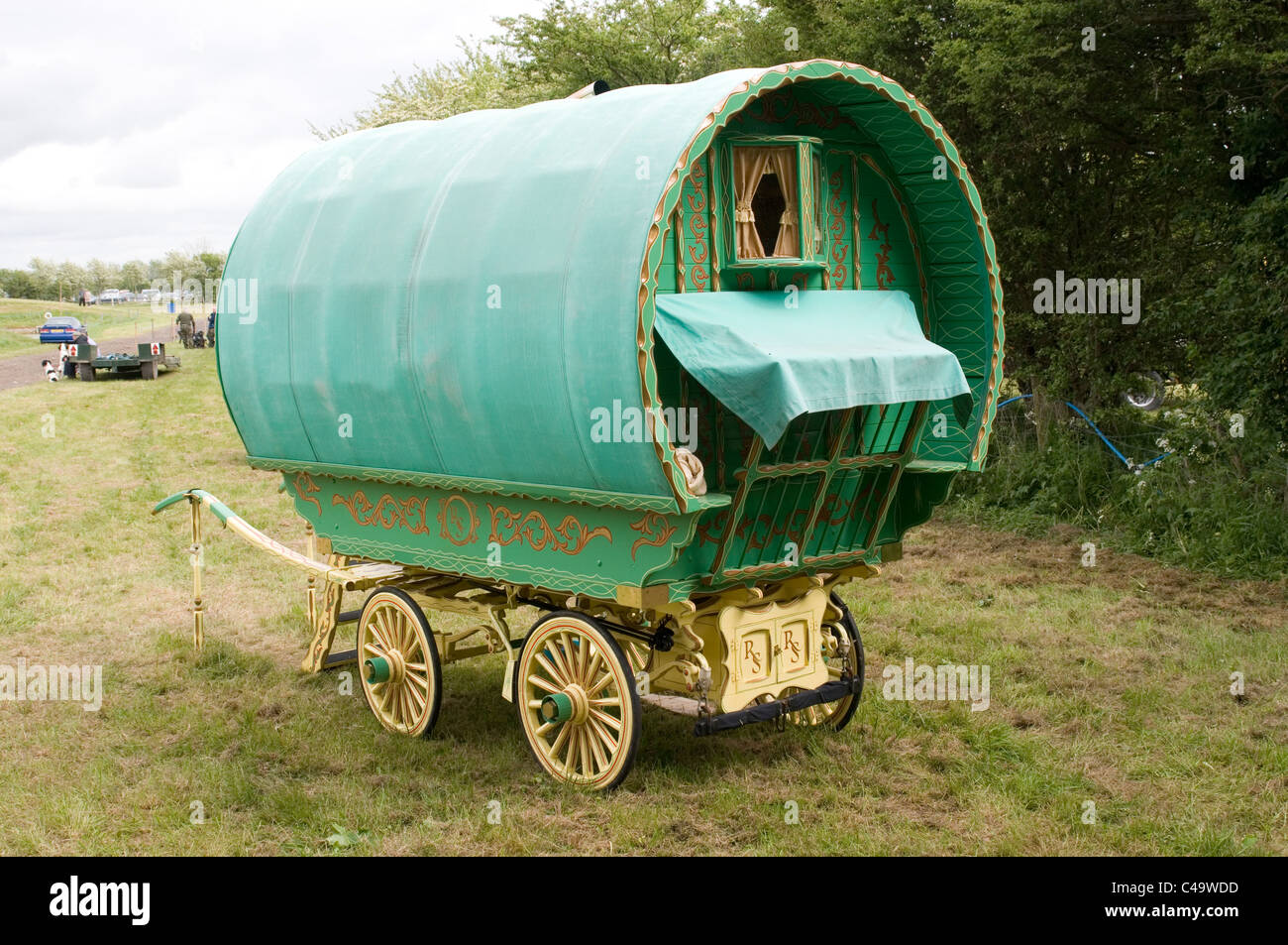 Gypsy caravan Caravan tradizionali in legno ruota in legno ruote trainato da cavalli viaggiatori viaggiatori Zingari Foto Stock