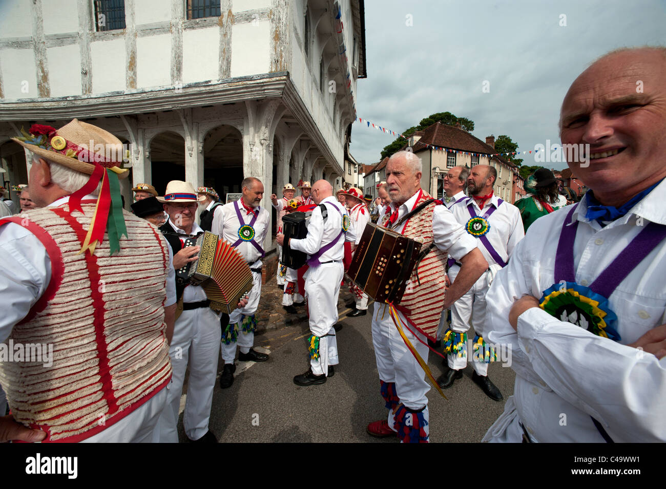 Morris Dancing in Thaxted e villaggi circostanti in North Essex, Gran Bretagna, dove il centenario di Thaxted Morris Festival w Foto Stock