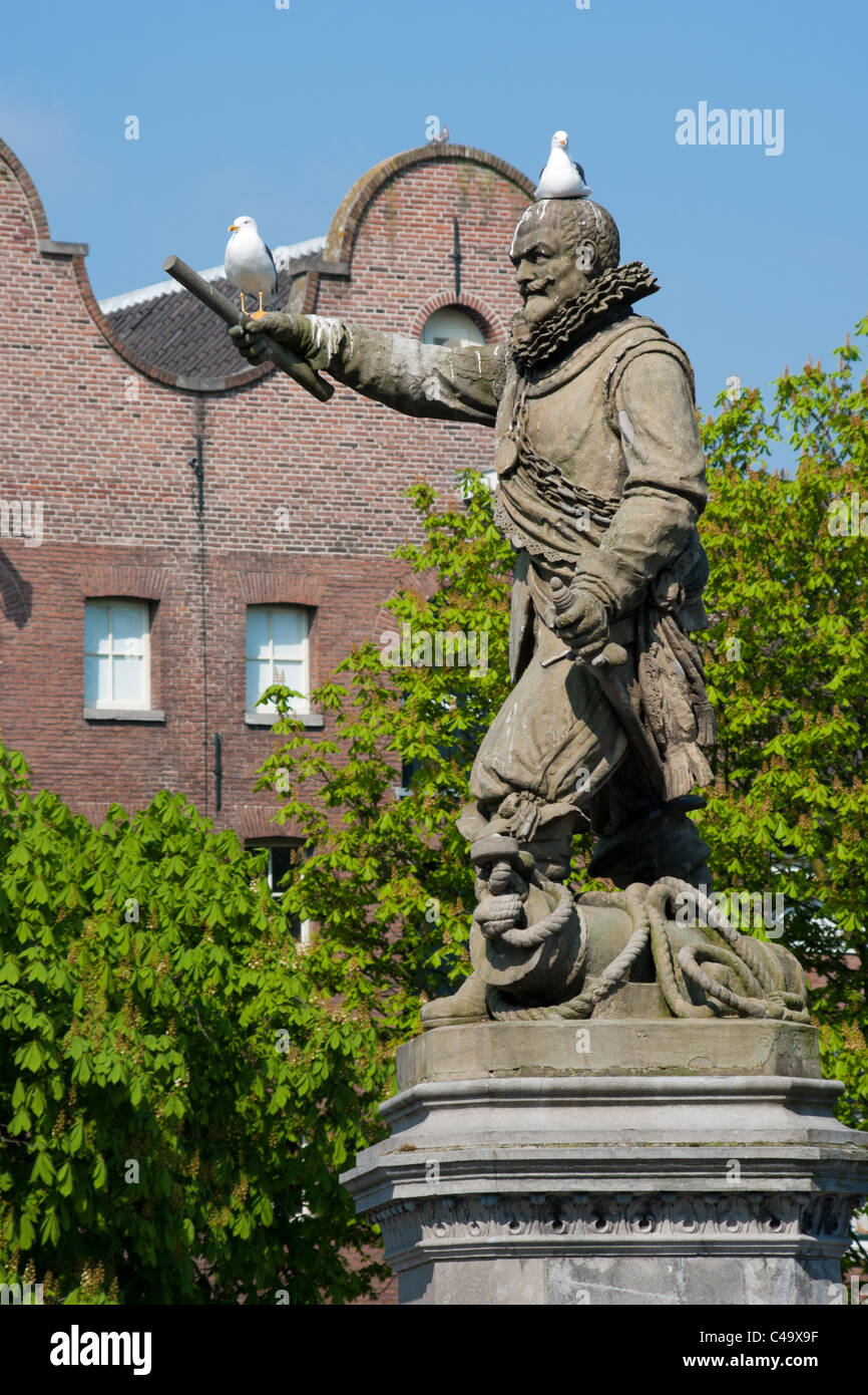 Statua del marinaio olandese Piet Heyn in Delfshaven, Paesi Bassi. Egli divenne famosa perché ha vinto l'argento spagnolo flotta Foto Stock