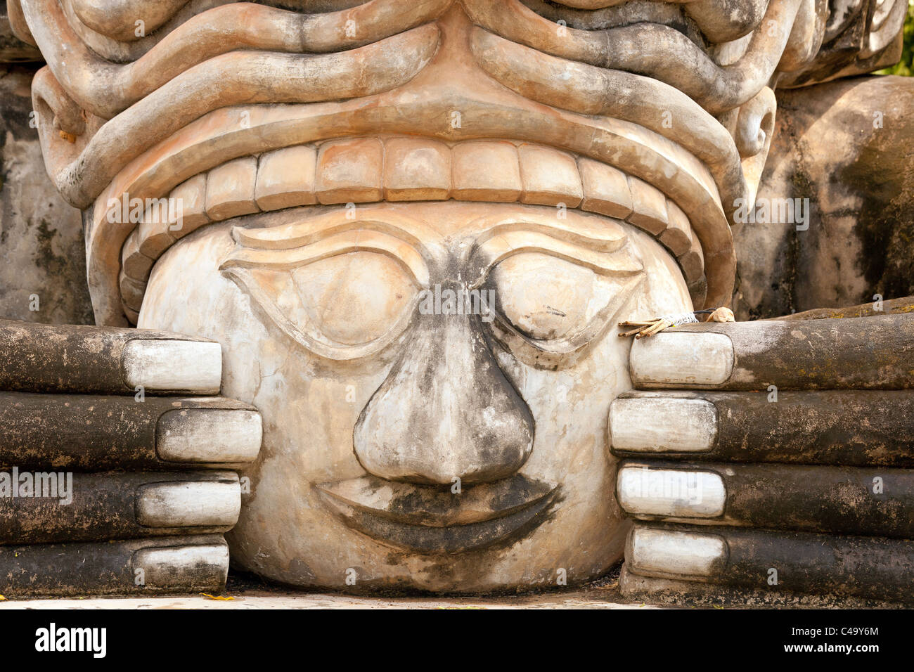 Strano volto spirituale scultpture, wat khaek Nong Khai in Thailandia Foto Stock