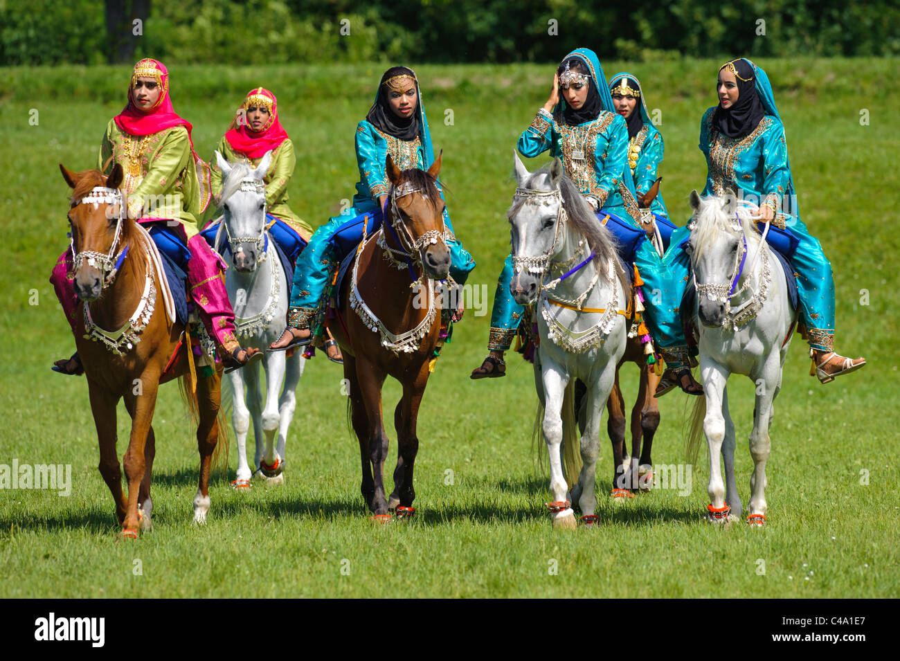 Arabian Royal Cavalleria di Oman in costume originale sul cavallo arabo mentre un pubblico mostra prestazioni di Monaco di Baviera, Germania Foto Stock