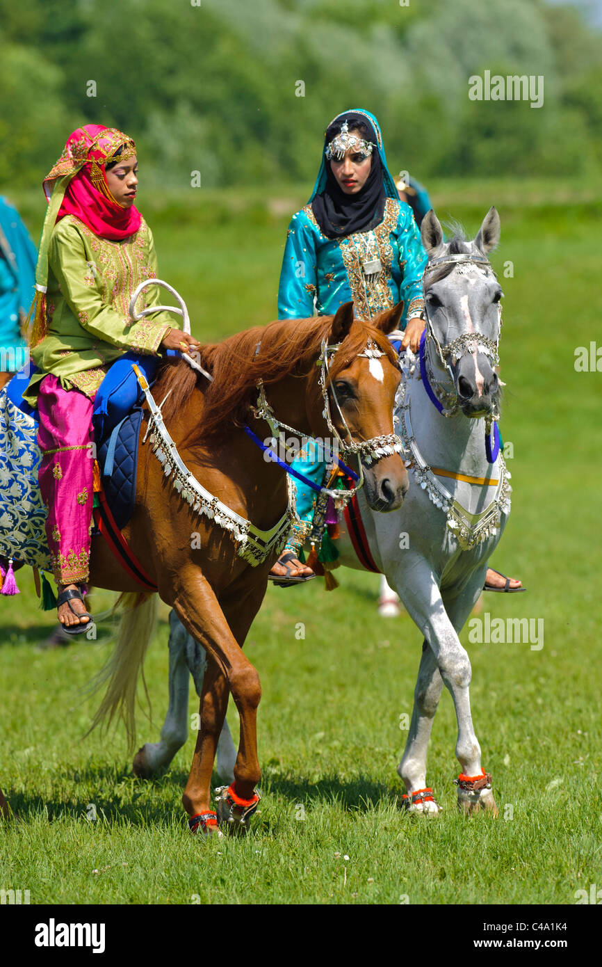 Arabian Royal Cavalleria di Oman in costume originale sul cavallo arabo mentre un pubblico mostra prestazioni di Monaco di Baviera, Germania Foto Stock