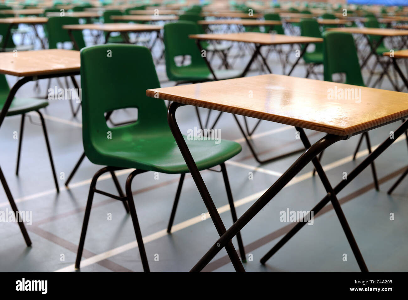 Vuoto scrivanie e sedie fuori per una scuola o collegio esame Foto Stock