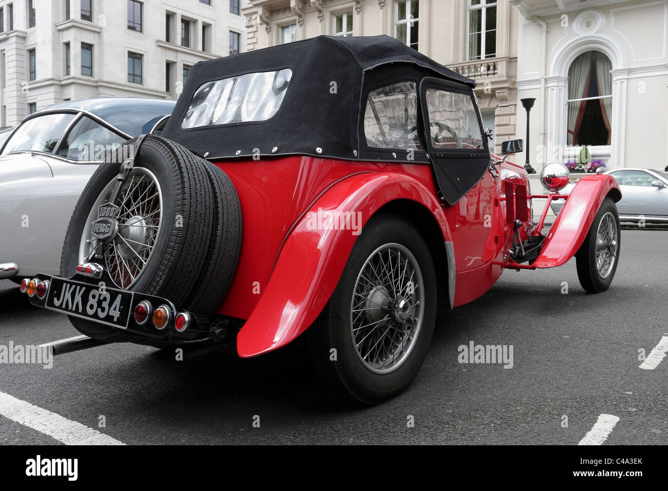 Raffinato esempio del British Motor industria manifatturiera, un classico HRG 2 posti auto sportiva, visto qui in St James Square,Londra Foto Stock