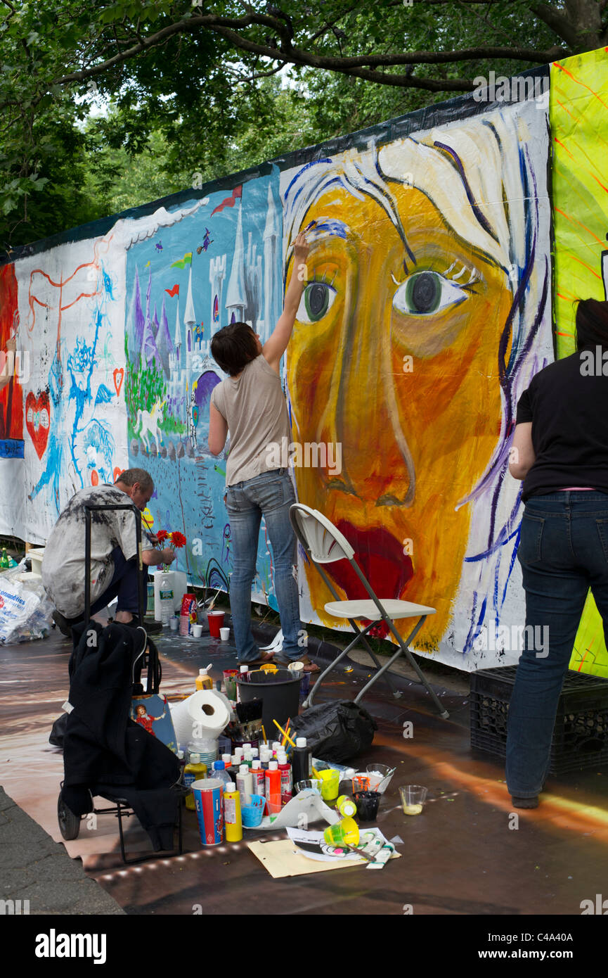 Gli artisti lavorano sul loro tela" a urlare! Il Festival "arte intorno al parco' a New York, in zona East Village Foto Stock