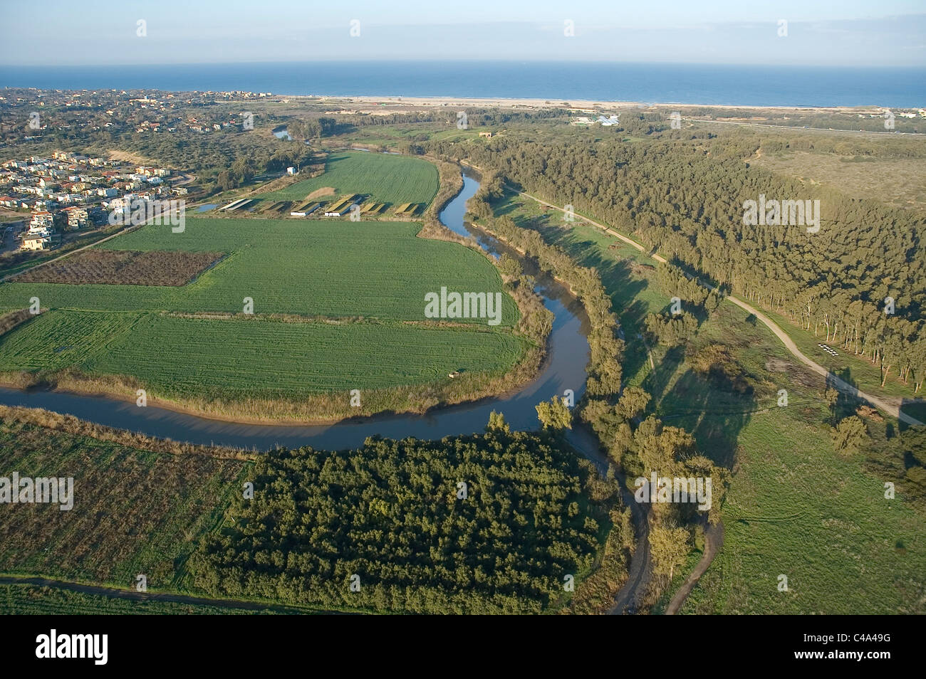 Fotografia aerea del flusso di Alexander vicino al villaggio di Beit Yannai nella pianura costiera Foto Stock