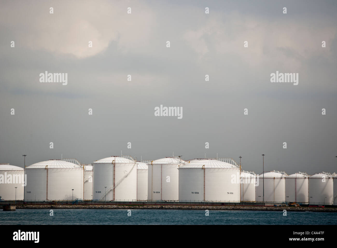 Una vista di un serbatoio di olio farm al largo di Singapore Foto Stock