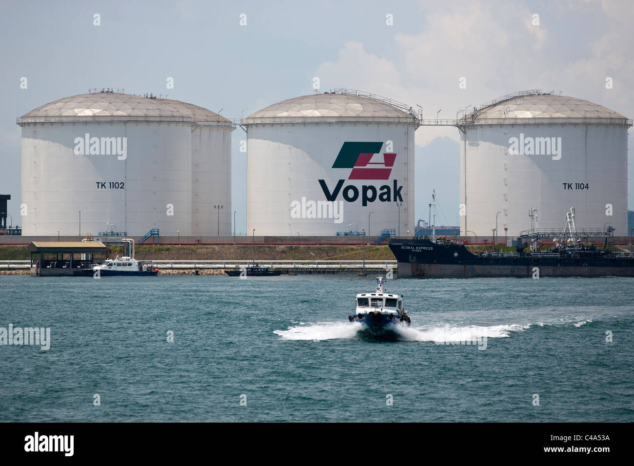 Una vista di un serbatoio di olio farm al largo di Singapore Foto Stock