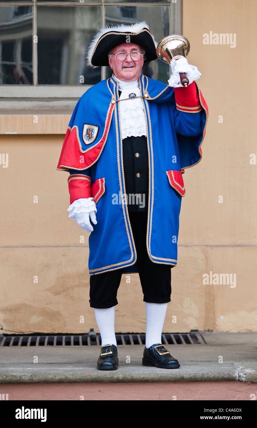 Un critico di città nel suo costume tradizionale del 18 ° secolo, a Presteigne, Powys, Galles, Regno Unito Foto Stock