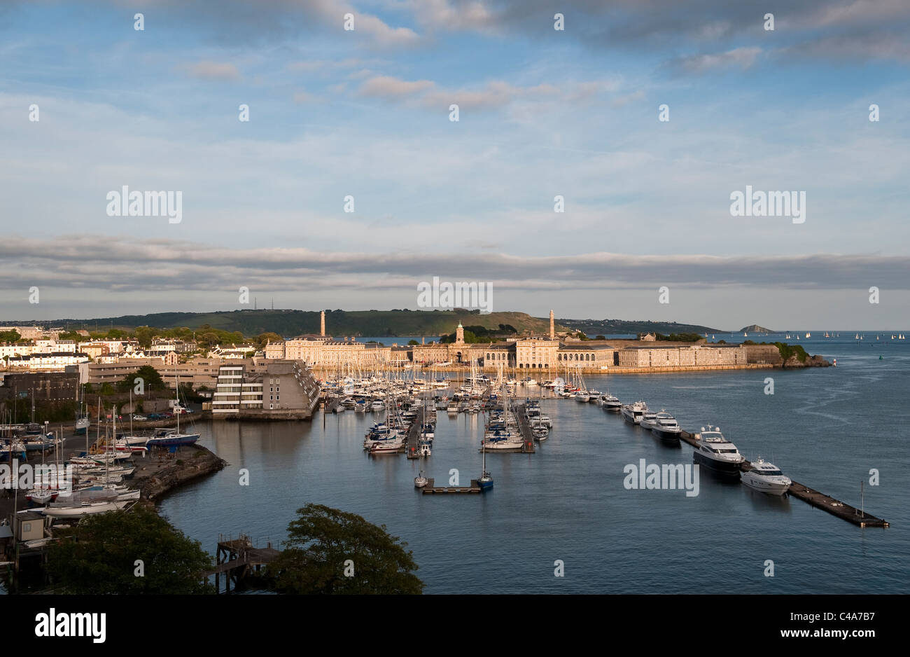 The Royal William Yard, Plymouth, Devon, Regno Unito. Un tempo il cantiere della Royal Navy, ora uno sviluppo di appartamenti di lusso dagli architetti Urban Splash Foto Stock