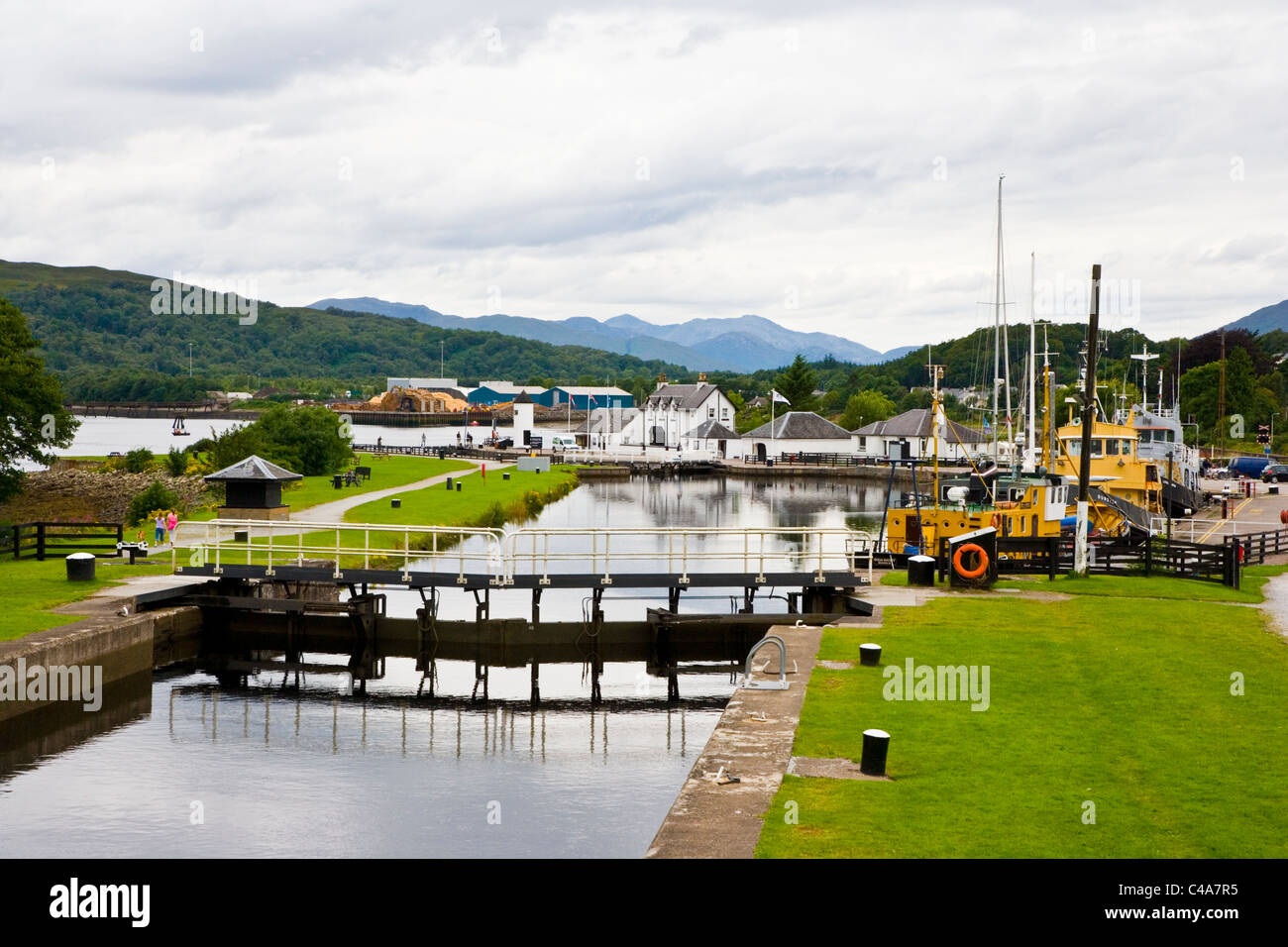 Serrature su Caledonian Canal a Corpach Bacino del canale vicino a Fort William in Scozia Foto Stock