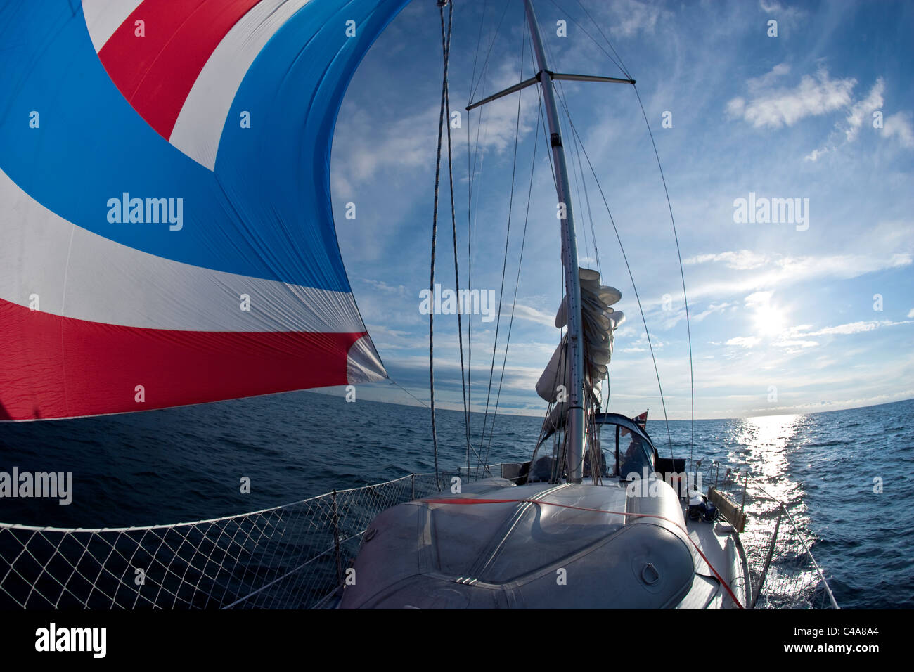 Barca a vela che attraversa il mare del Nord, visto dalla prua. Barca a vela, oceano Foto Stock