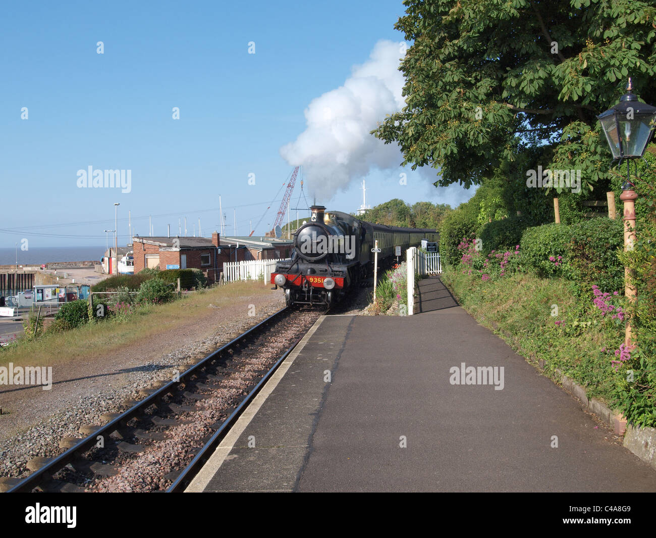 Locomotiva a vapore di entrare Watchet stazione dall'oriente. West Somerset Railway. Regno Unito Foto Stock