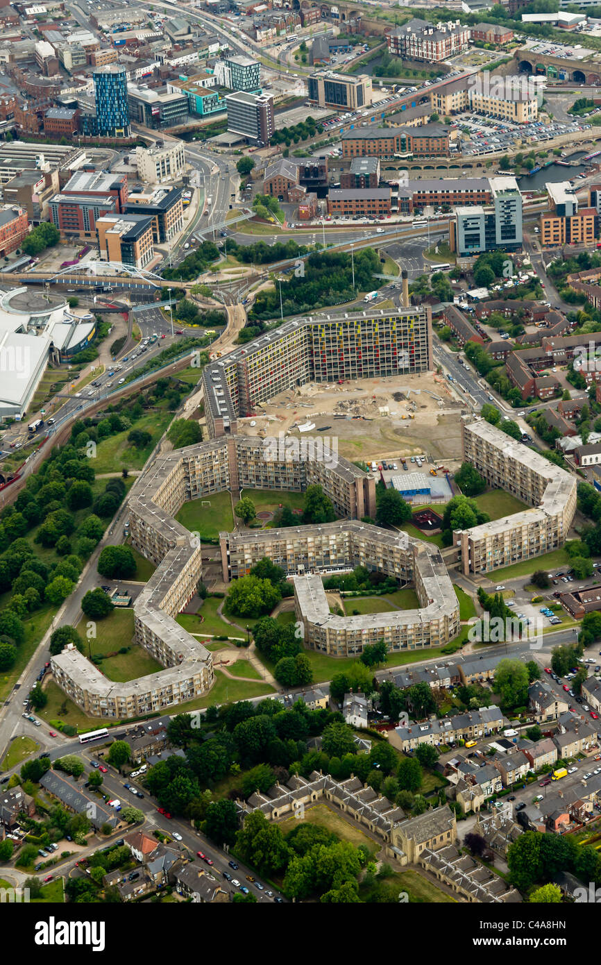 Centro della città di Sheffield, mostrando Parkhill appartamenti sotto lavori di rinnovo, vista aerea Foto Stock