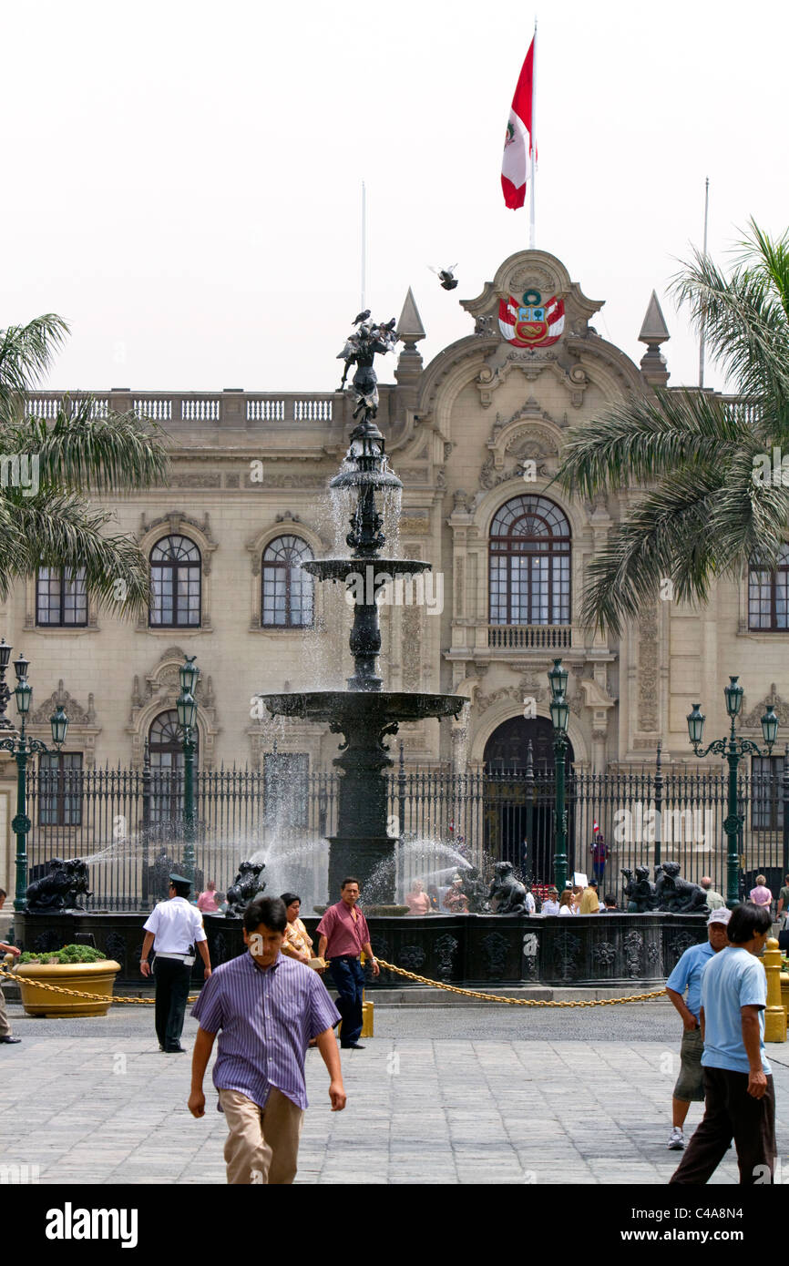 Il palazzo del governo del Perù anche conosciuta come la casa di Pizarro, situato sul lato nord della Plaza Mayor di Lima, Perù. Foto Stock