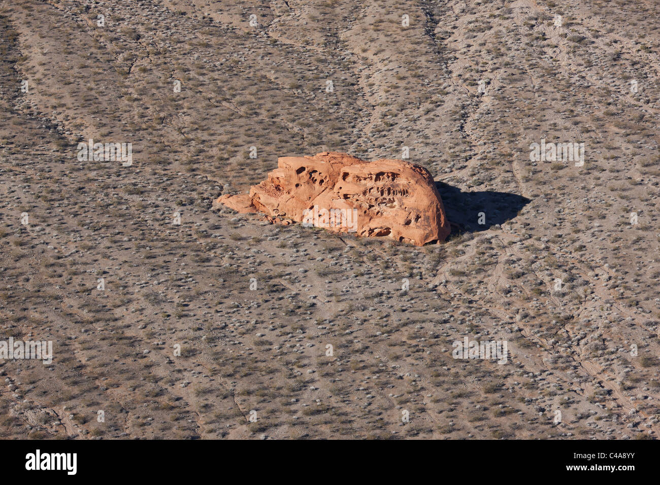 VISTA AEREA. Affioramento di arenaria rossa nel deserto di Mojave. Valley of Fire state Park, Clark County, Nevada, USA. Foto Stock