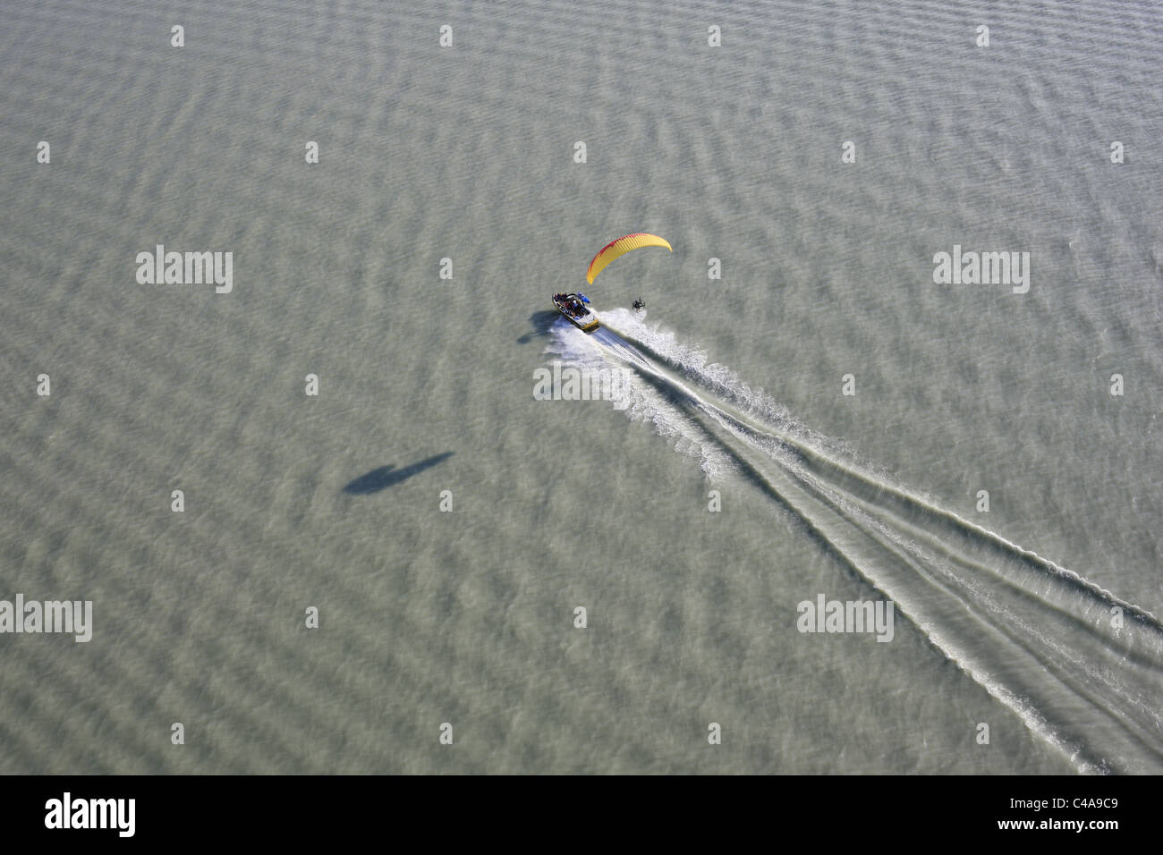 VISTA AEREA. Paramotore a seguito di una barca da crociera sul lago Utah. Provo, Utah County, Utah, USA. Foto Stock
