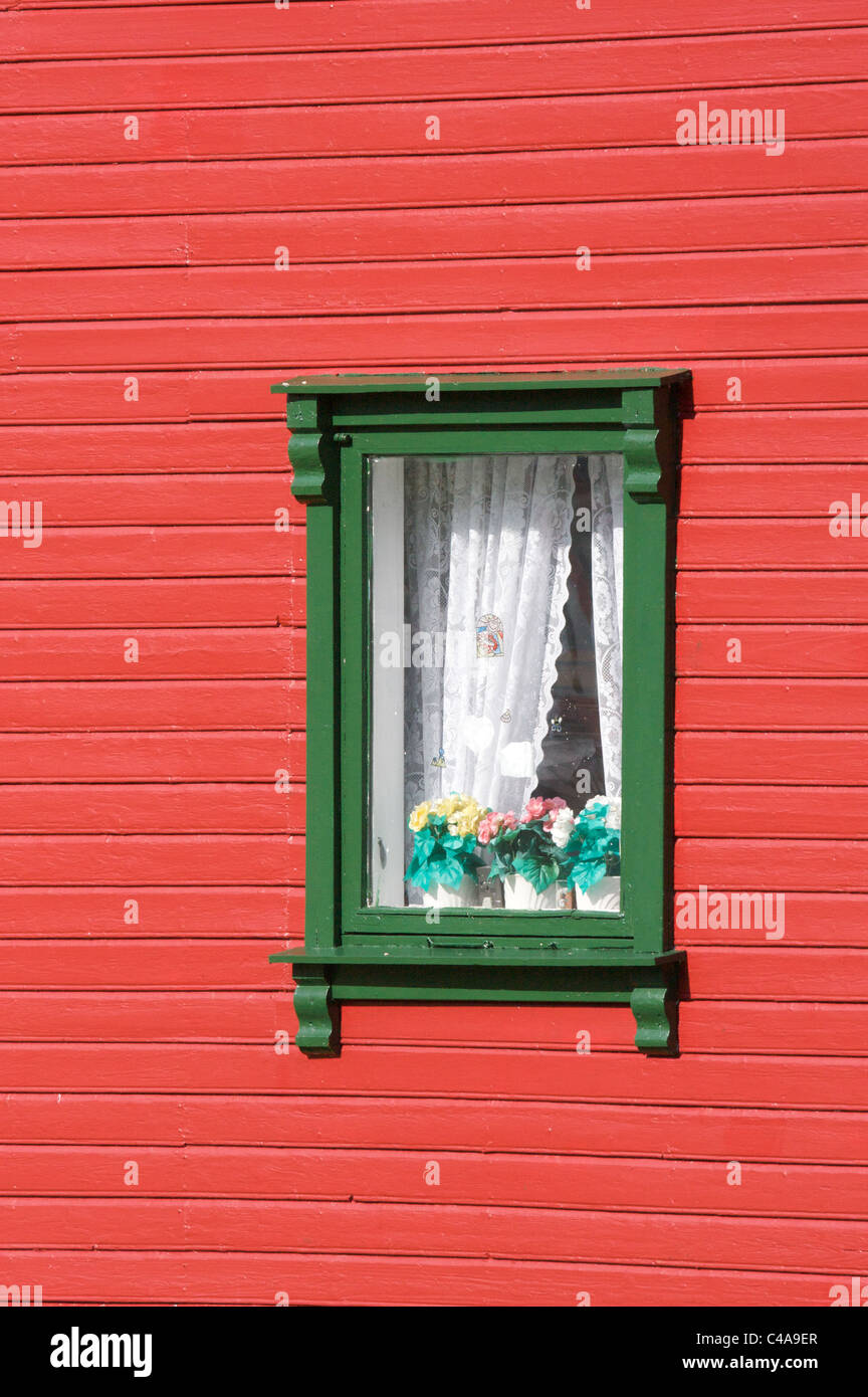 Finestra verde di una casa rossa in Norvegia Foto Stock