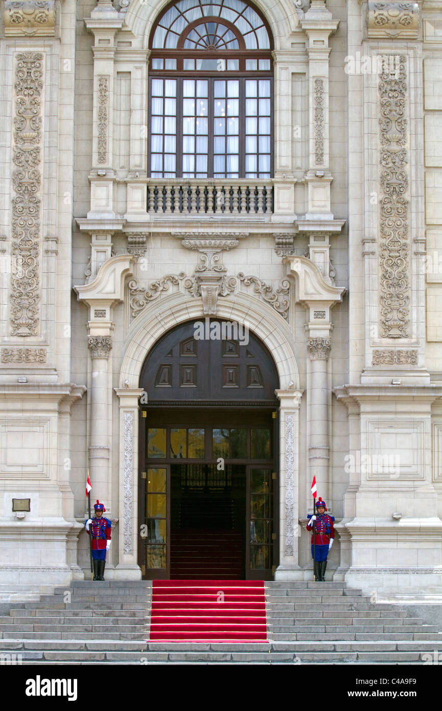 Palazzo del Governo del Perù anche conosciuta come la casa di Pizarro, situato sul lato nord della Plaza Mayor di Lima, Perù. Foto Stock