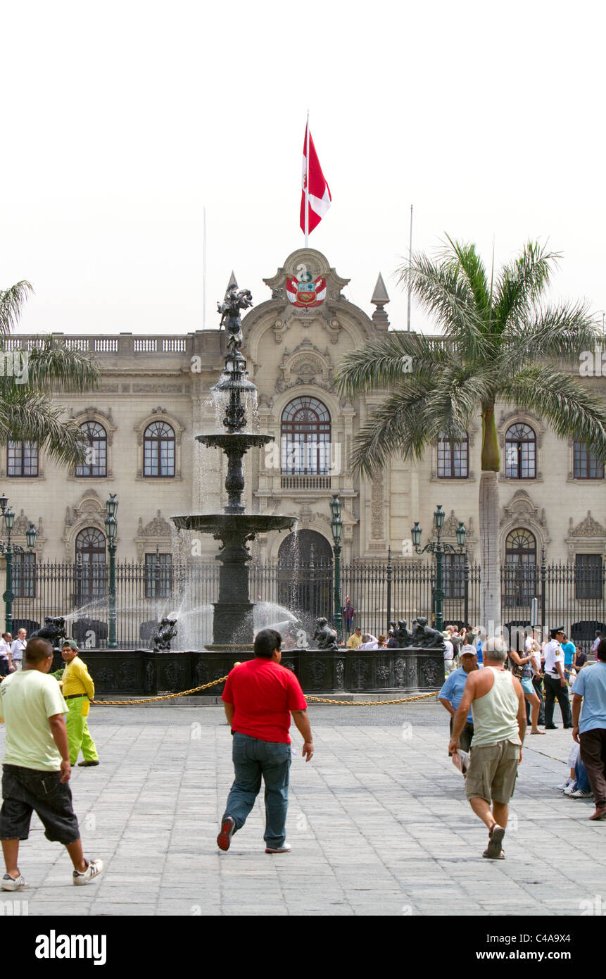 Il palazzo del governo del Perù anche conosciuta come la casa di Pizarro, situato sul lato nord della Plaza Mayor di Lima, Perù. Foto Stock