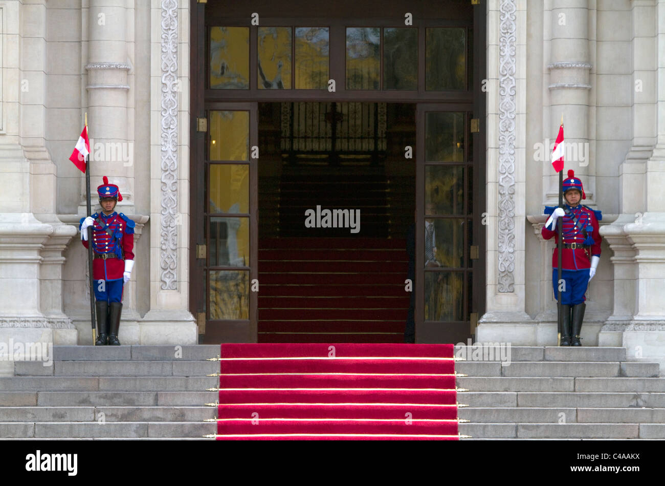 Palazzo del Governo del Perù anche conosciuta come la casa di Pizarro, situato sul lato nord della Plaza Mayor di Lima, Perù. Foto Stock
