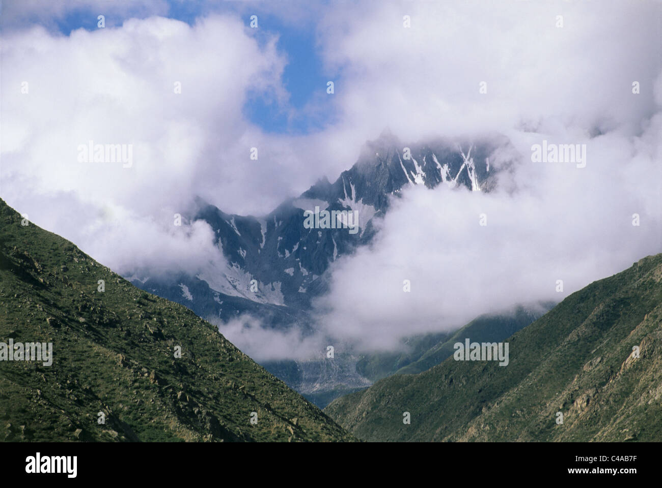 Nuvole tra le cime delle montagne in Tibet Foto Stock