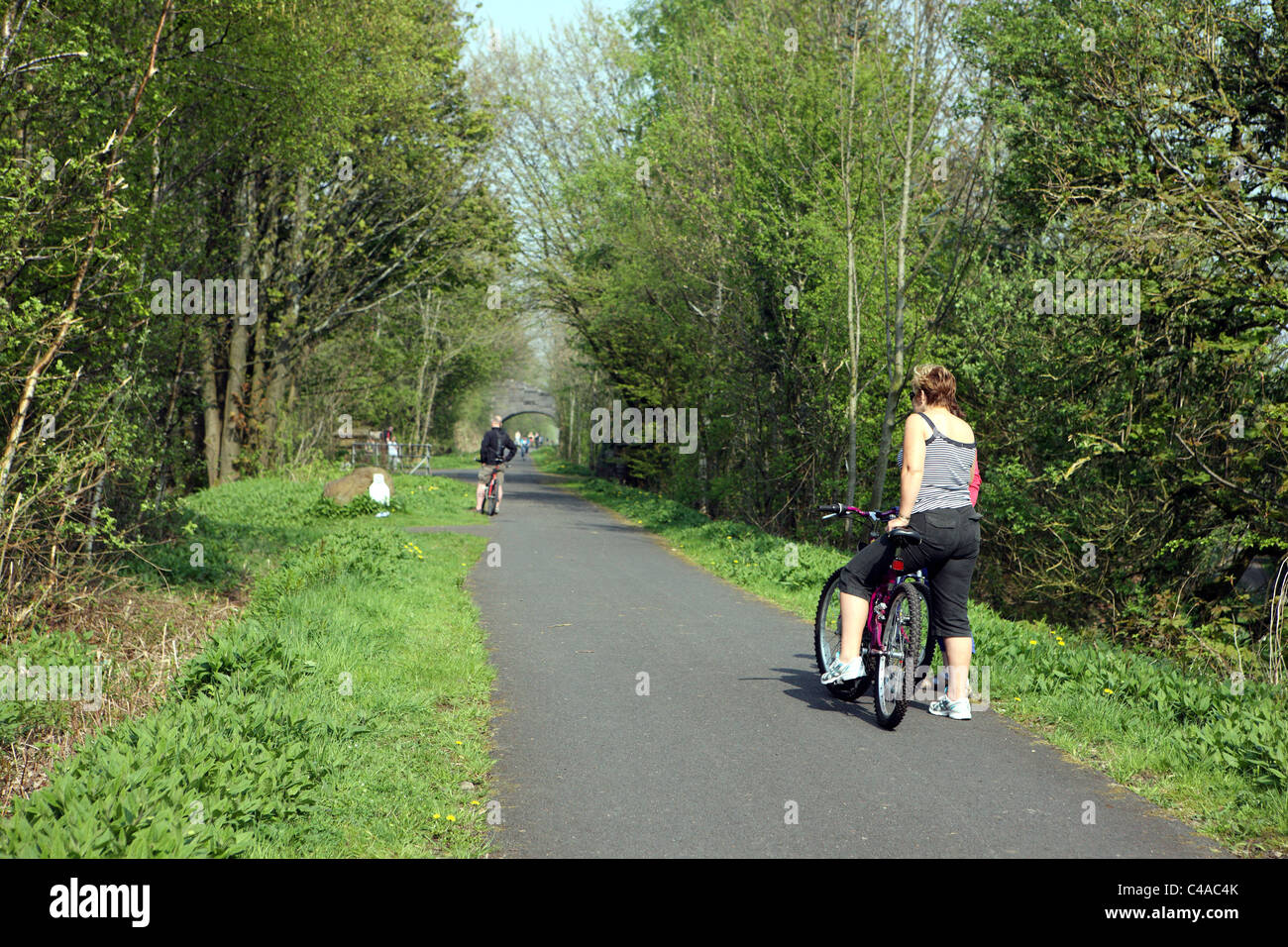I ciclisti in chat sul Lochwinnoch a Paisley percorso ciclo Foto Stock
