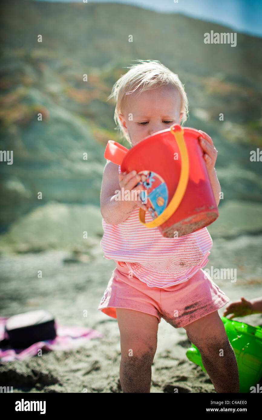 Il bambino gioca con i giocattoli di sabbia in spiaggia Foto Stock