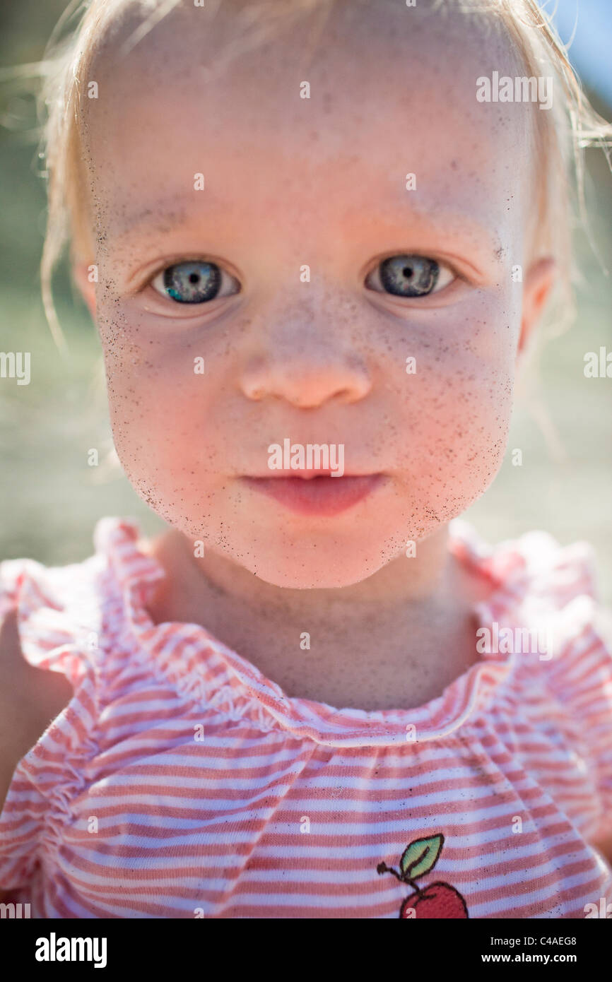 Testa e spalle Ritratto di 1 anno vecchia ragazza Foto Stock