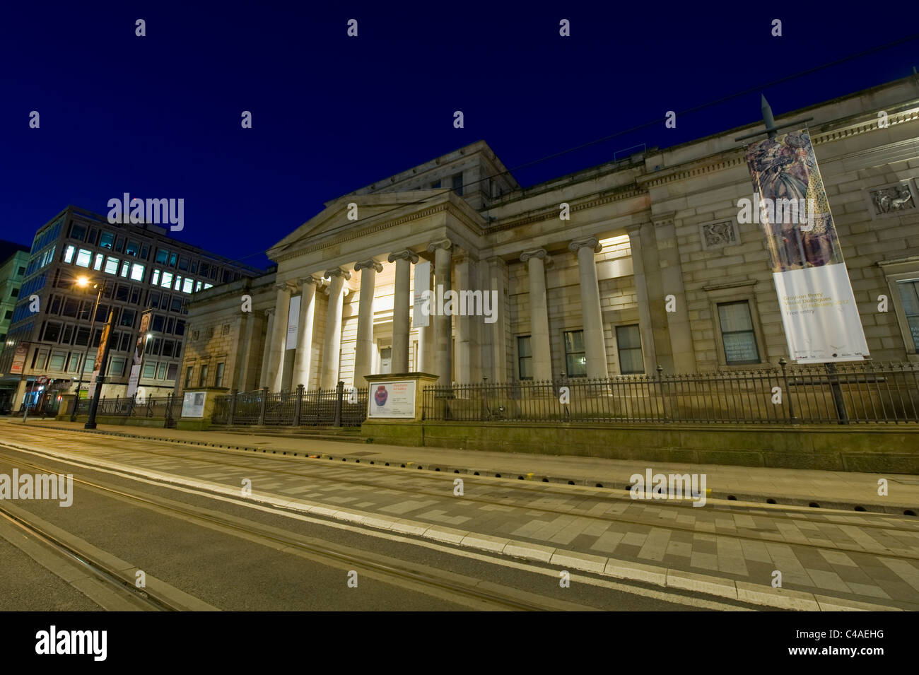 Il grado che ho elencato la Manchester Art Gallery è un edificio situato su Mosley Street nel centro della città di Manchester, UK, di notte. Foto Stock