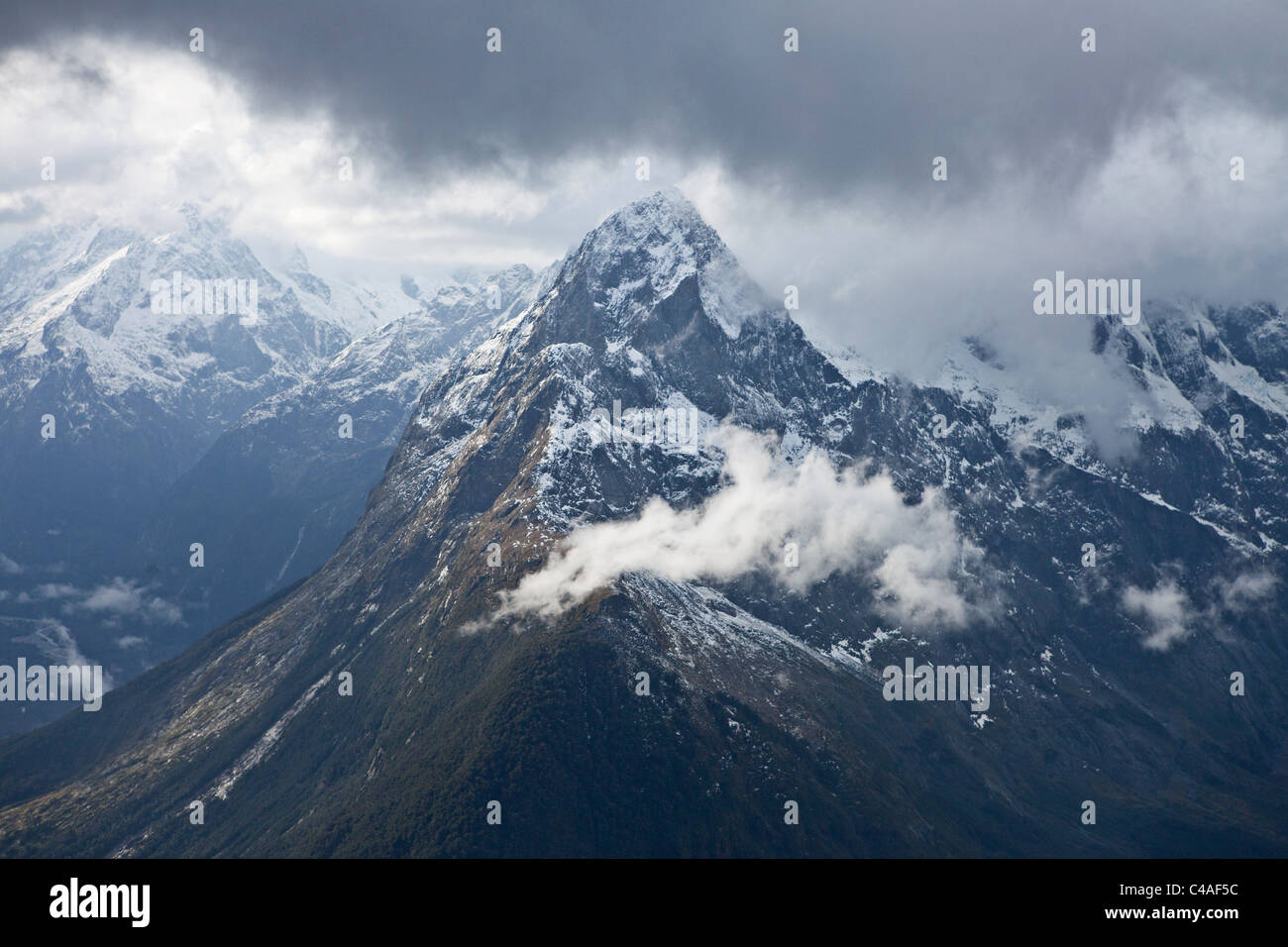 Vista aerea di Milford Sound da un elicottero, Isola del Sud , Nuova Zelanda Foto Stock