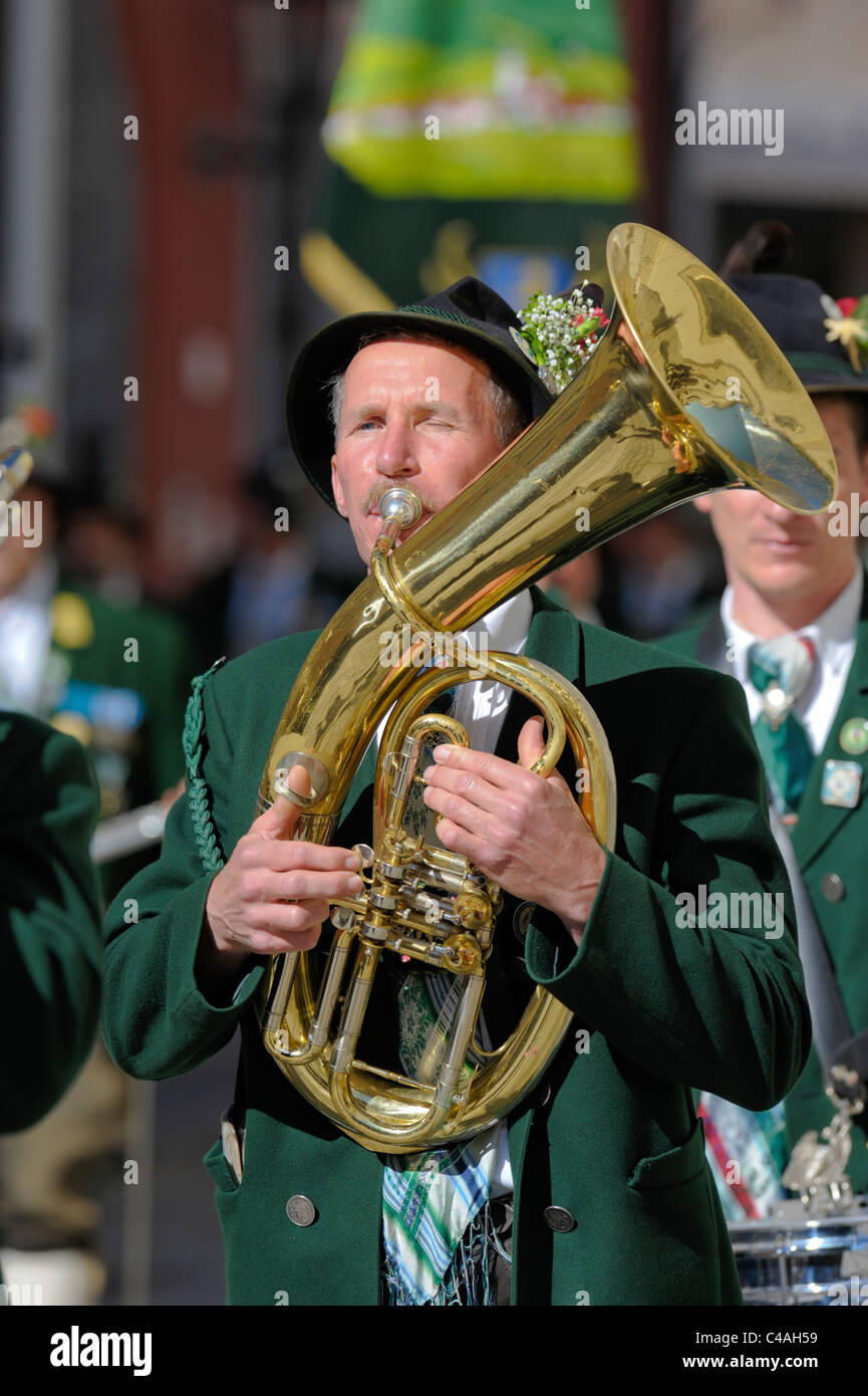 Pubblico annuale parata di ca. 3500 Interpreti in costumi storici e musicisti in commemorazione di antichi soldati bavarese Foto Stock