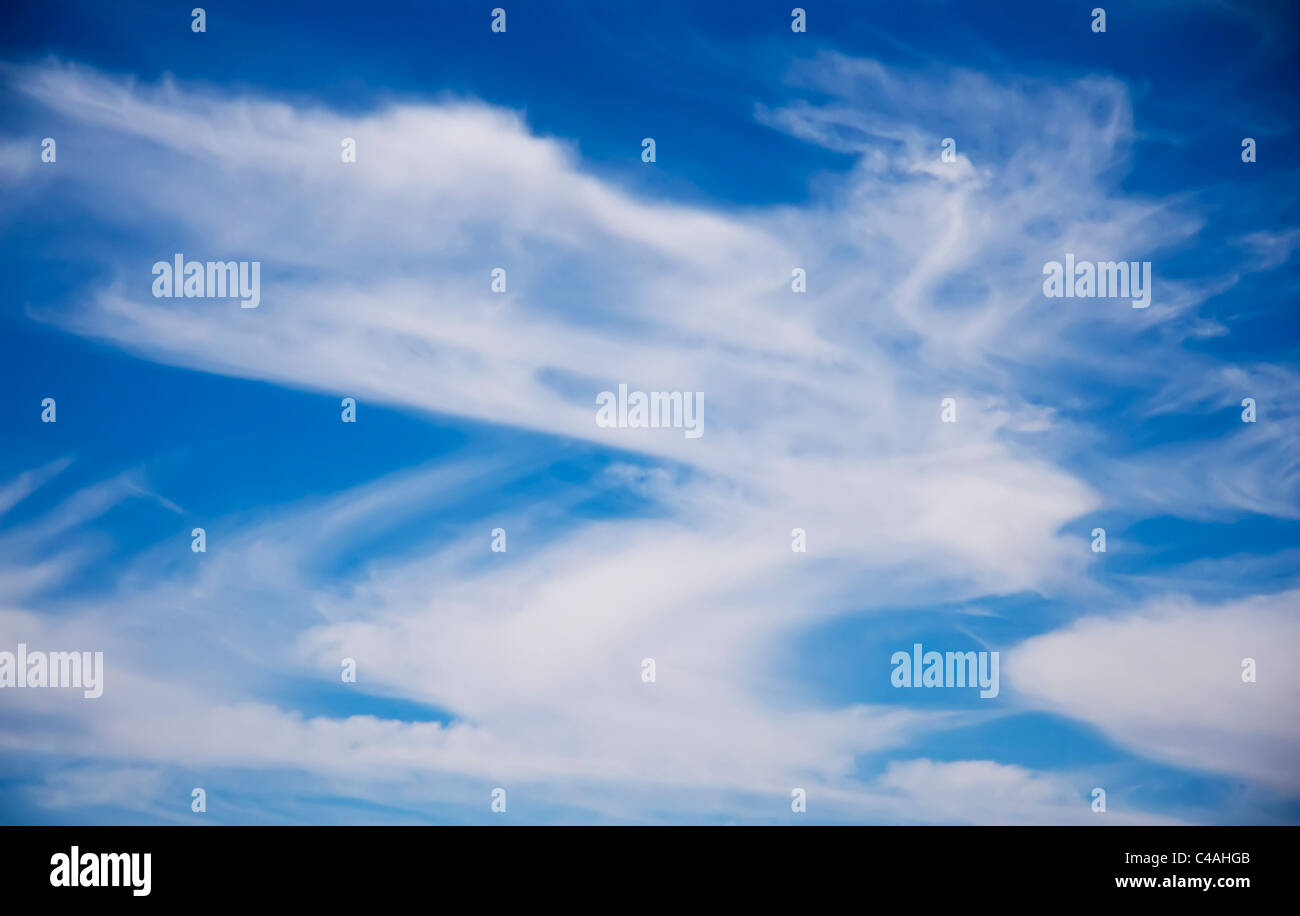 Splendidamente wispy Cirrus nubi sparse in una fiera cielo al di sopra del Wyoming, STATI UNITI D'AMERICA. Rende un rilassante naturale immagine astratta. Foto Stock