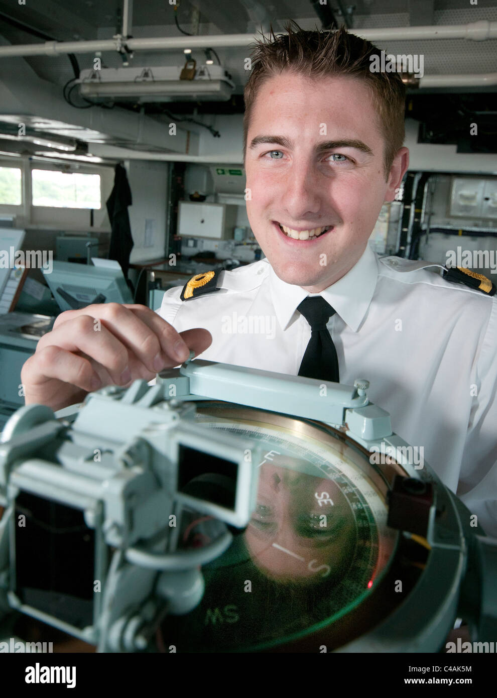 Un giovane ufficiale sul ponte della Royal Navy assault nave HMS baluardo Foto Stock