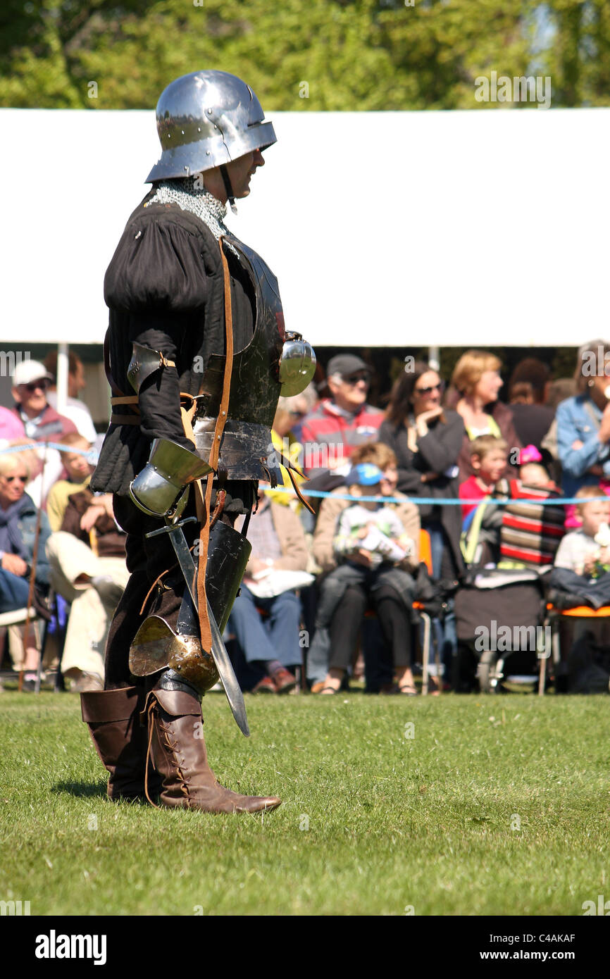 Una battaglia rievocazione con un maschio di cavaliere. Foto Stock