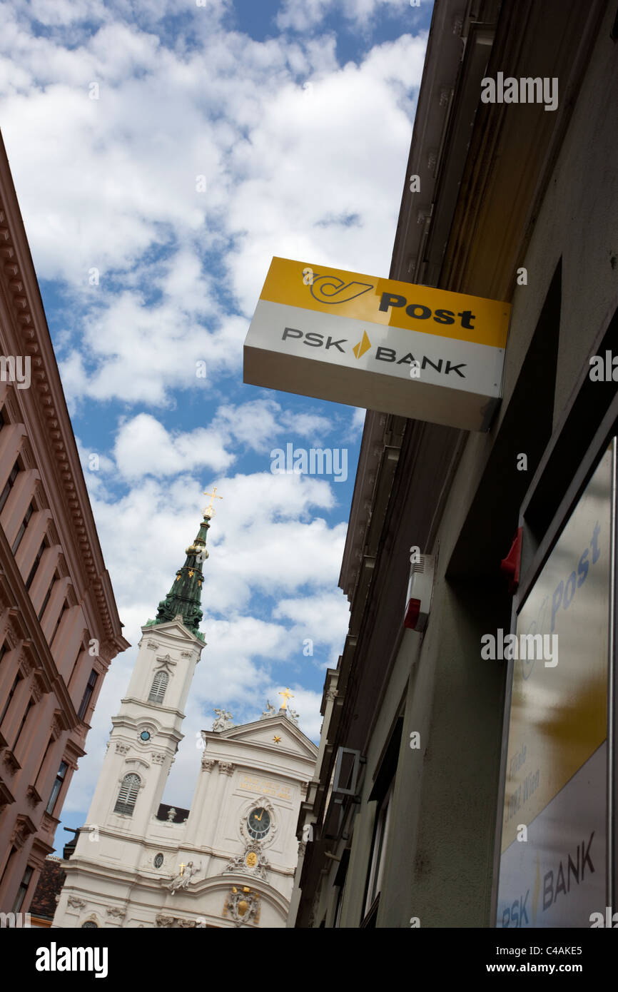 PSK Postal Savings Bank segno davanti a Maria Treu Chiesa, Austria. Foto:Jeff Gilbert Foto Stock