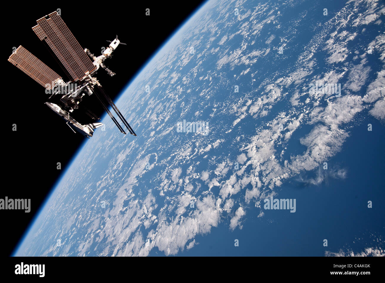 Lo Space Shuttle Endeavour agganciato alla Stazione Spaziale Internazionale Foto Stock