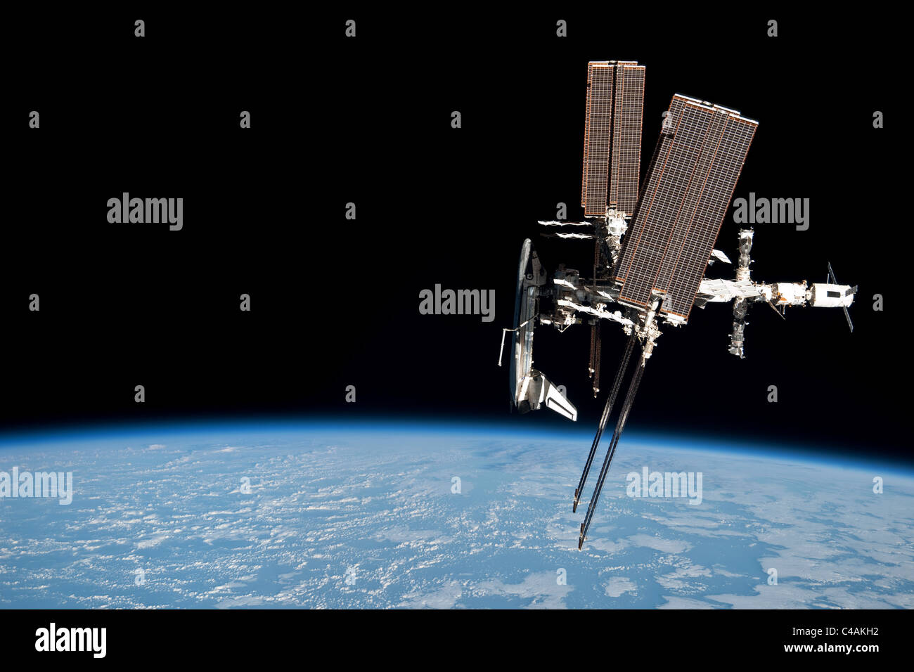 Lo Space Shuttle Endeavour agganciato alla Stazione Spaziale Internazionale Foto Stock