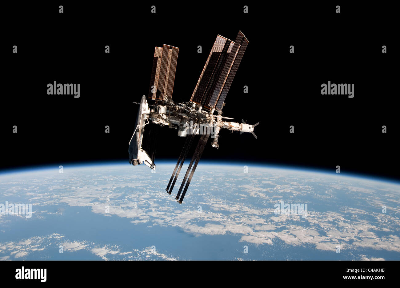 Lo Space Shuttle Endeavour agganciato alla Stazione Spaziale Internazionale Foto Stock