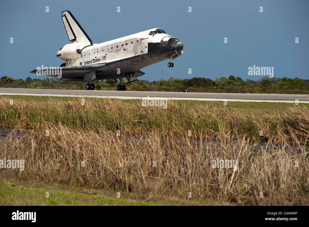 Lo space shuttle Discovery terre alla NASA Kennedy Space Center il 9 marzo 2011, il suo ultimo volo. Foto Stock