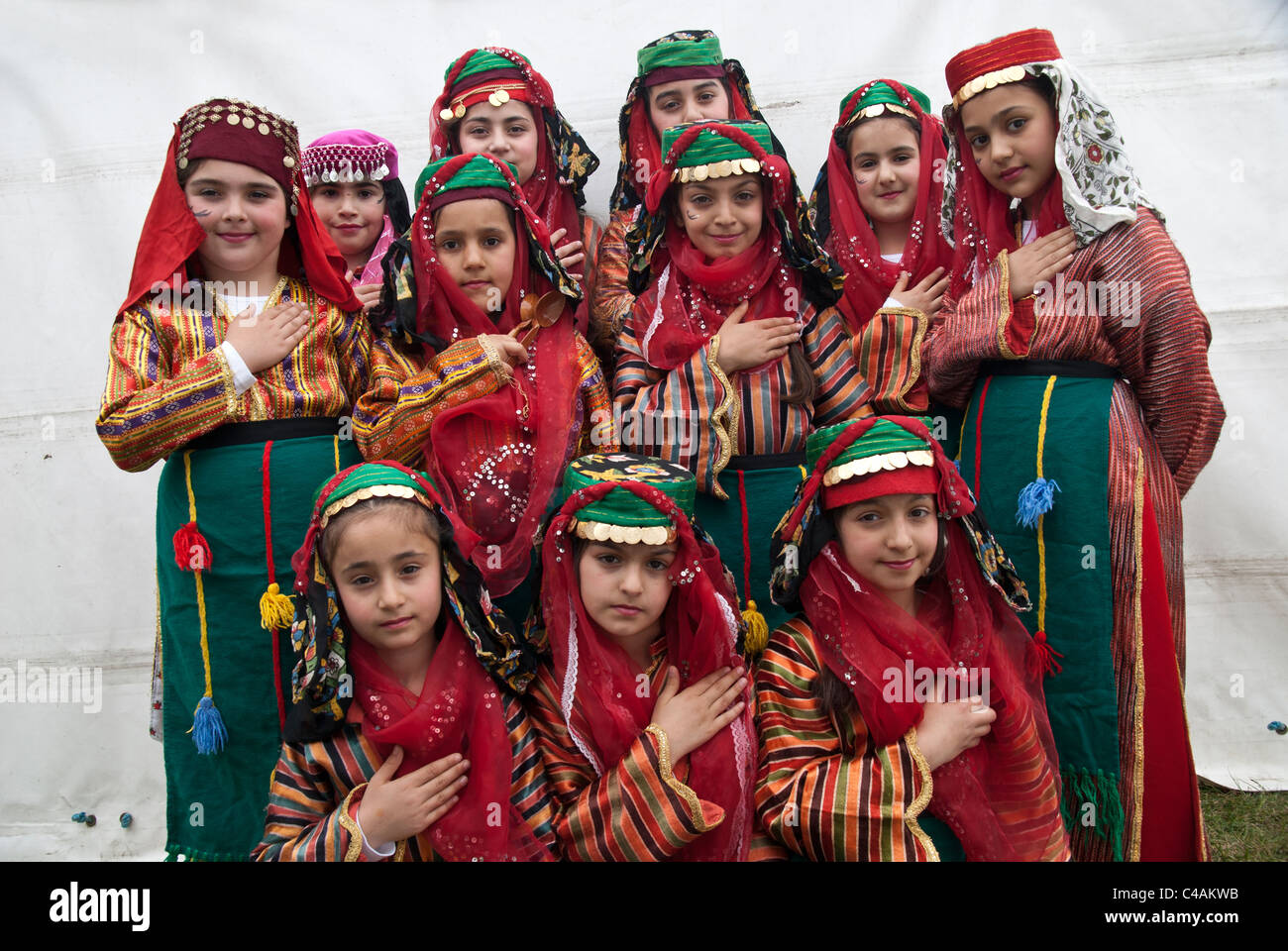 Gli alunni Alawite entro il tradizionale abito folcloristico prima di eseguire in festival Alawite/Londra Foto Stock