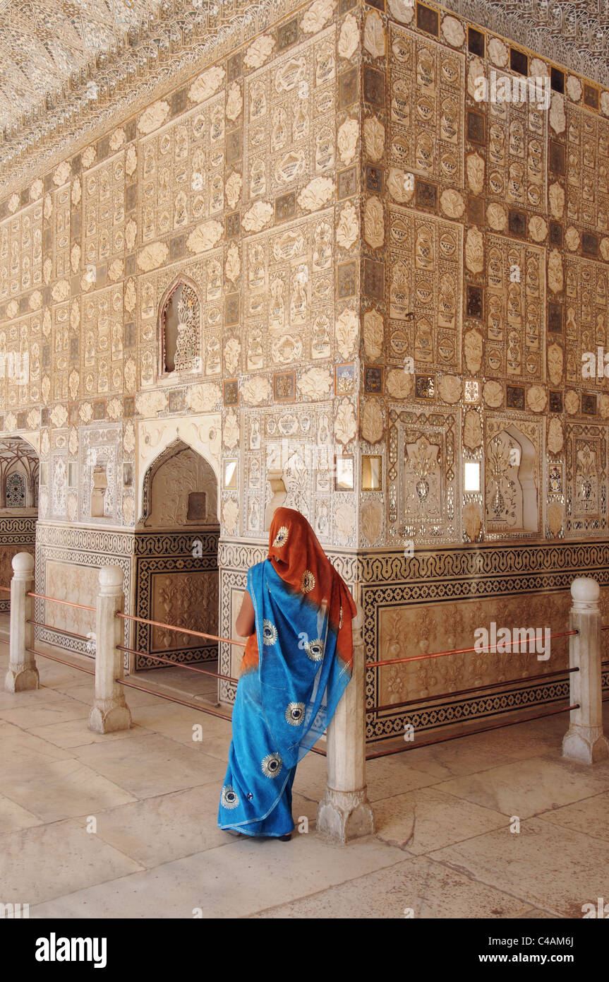 Una donna indiana al Jai Mandir specchiato Hall all'Amber Fort, a Jaipur, India Foto Stock